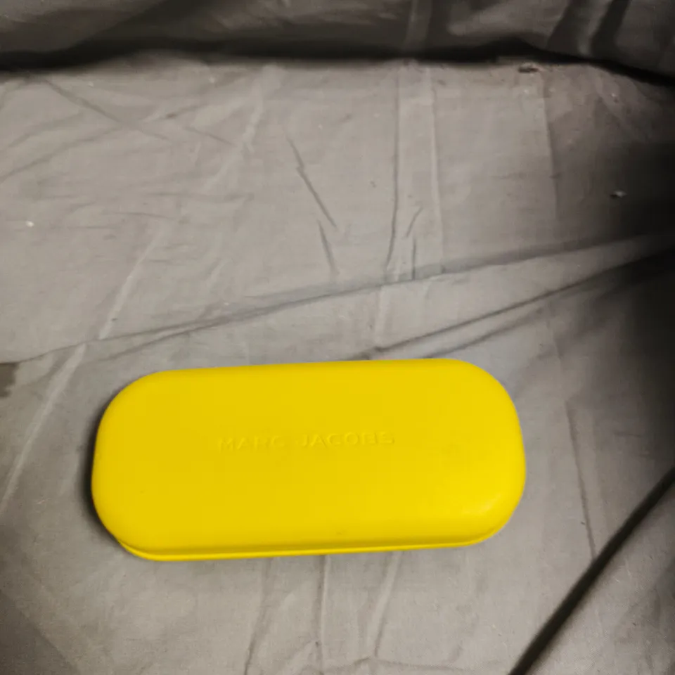 MARC JACOBS SUNGLASSES WITH DARK FRAME AND PATTERNED ARMS – YELLOW CASE