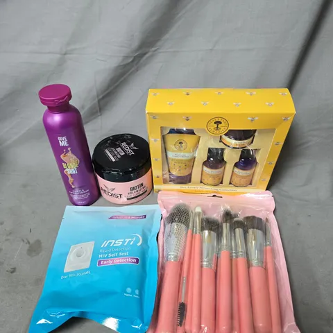 APPROXIMATELY 15 ASSORTED HEALTH & BEAUTY PRODUCTS TO INCLUDE MAKEUP BRUSHES , HIV SELF TEST AND HAIR CARE MASK