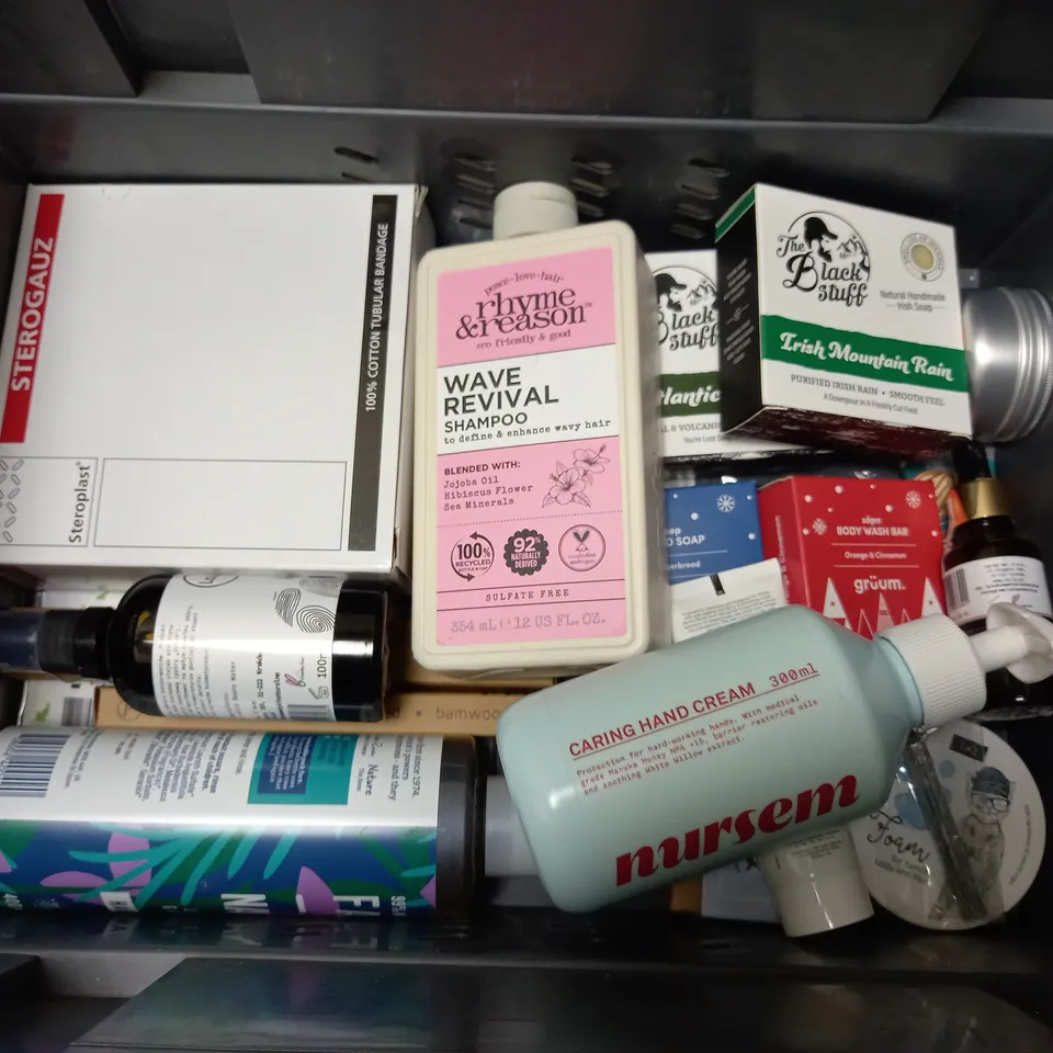 BOX OF APPROXIMATELY 20 COSMETIC ITEMS TO INCLUDE - AVEENO YOGURT BODY WASH - BYOMA MILKY OIL CLEANSER - CHILDREN'S BLUEBERRY SHAMPOO - ETC 