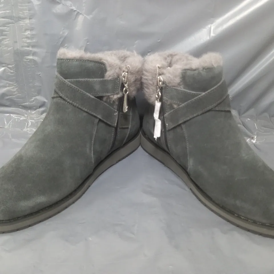 BOXED PAIR OF EMU AUSTRALIA SUEDE BOOTS IN GREY SIZE 4