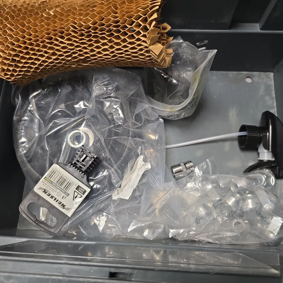 APPROXIMATELY 6 ASSORTED ITEMS TO INCLUDE - CAR NANO SPRAY SEALANT , DRC SPROCKET BOLTS/NUTS SET ETC