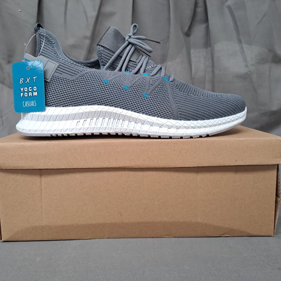 BOXED PAIR OF BXT YOGO FOAM CASUALS KNIT SHOES IN GREY SIZE 9