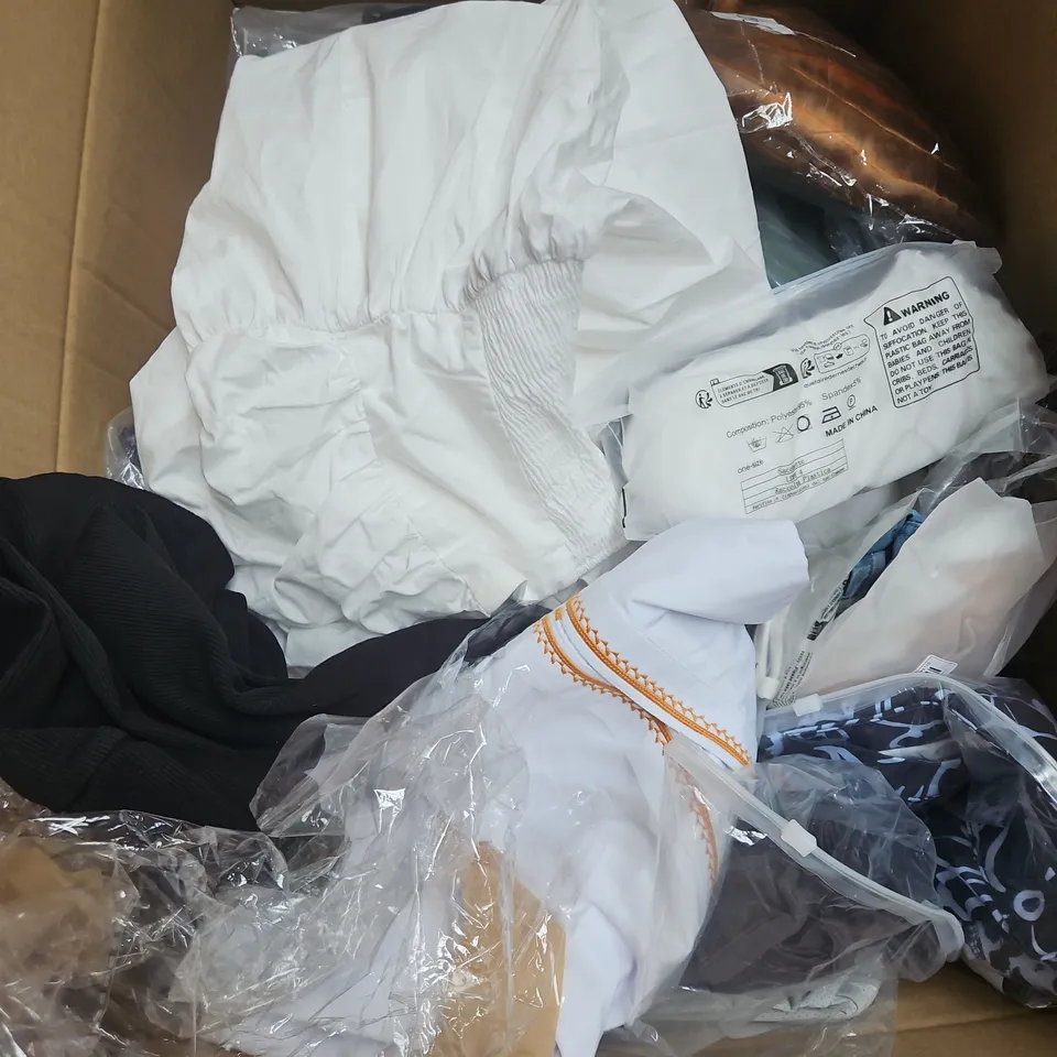 BOX OF APPROXIMATELY 20 ASSORTED CLOTHING ITEMS TO INCLUDE HAT, TOPS, TROUSERS, ETC