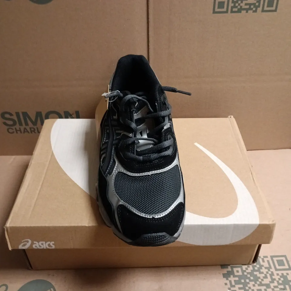 BOXED PAIR OF ASICS GEL-NYC TRAINERS IN BLACK - 9