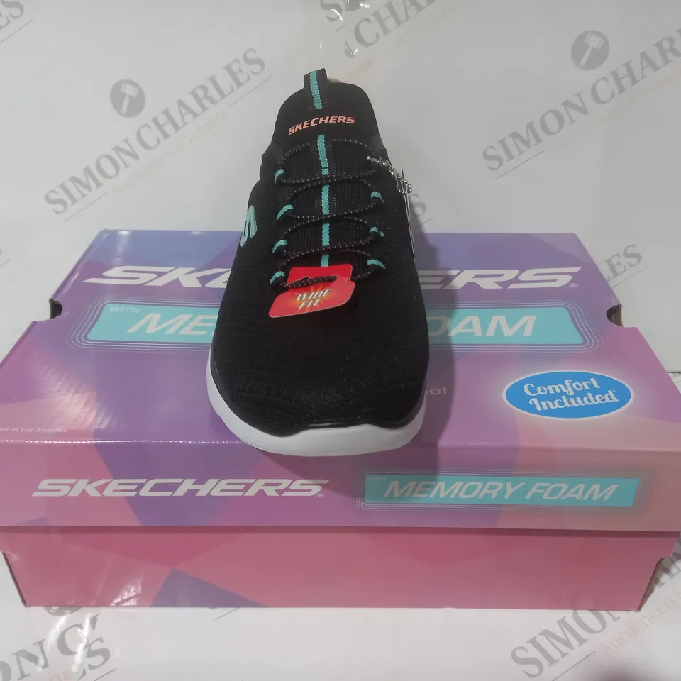 BOXED PAIR OF SKECHERS TRAINERS IN BLACK/CYAN/PINK SIZE 6