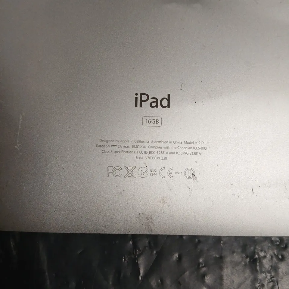 APPLE IPAD (1ST GENERATION) 16GB – SILVER (A1219) WITH CRACKED SCREEN