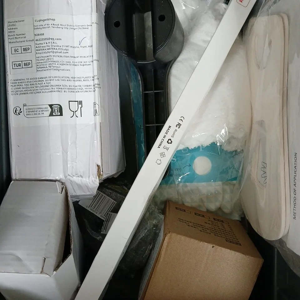 APPROXIMATELY 10 HOUSEHOLD ITEMS TO INCLUDE KITCHENWARE, DOG LEAD, LED LAMP ETC