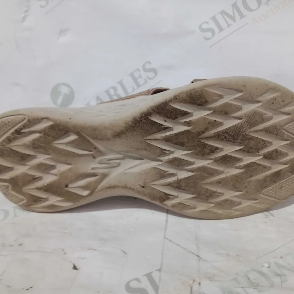 BOXED PAIR OF SKECHERS ON THE GO 600 STRETCH FIT CROSS BAND SLIDE ROSE GOLD SANDALS - SIZE 5