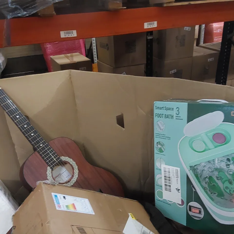 PALLET OF ASSORTED ITEMS INCLUDING: TURNTABLE WITH BUILT-IN IN SPEAKERS, COOKER HOOD, ELECTRIC BLANKET, GUITAR, FOOT SPA ECT