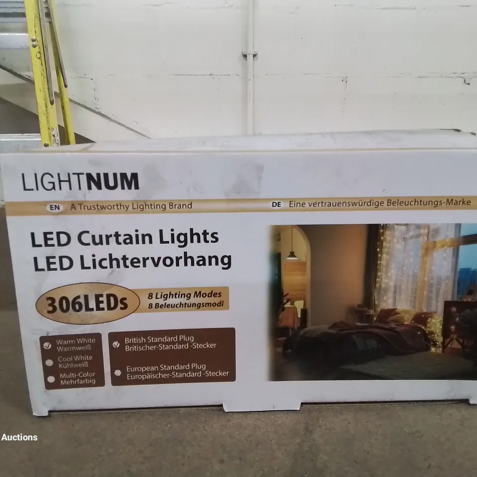 A  BOXED LED CURTAIN LIGHT WITH 306 LEDS AND 8 LIGHTING MODES