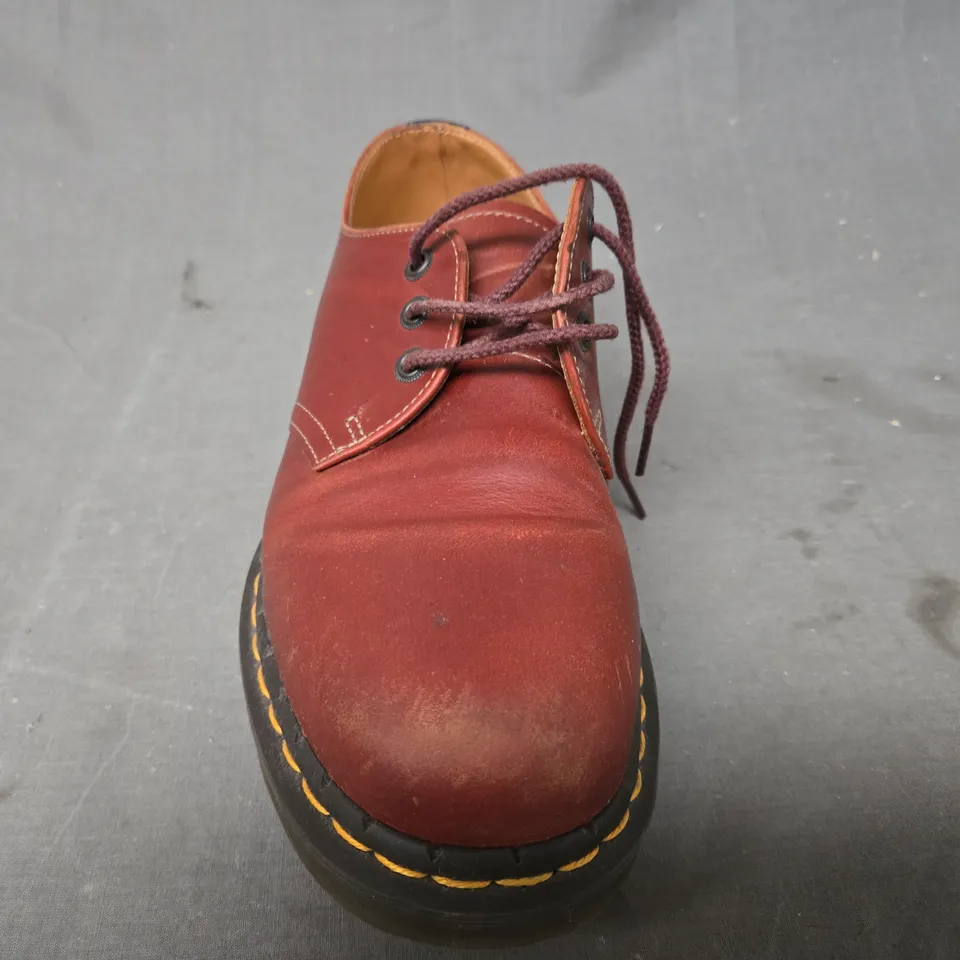 BOXED PAIR OF DR MARTENS SHOES IN RUSTIC BURNT SIENNA UK SIZE 8