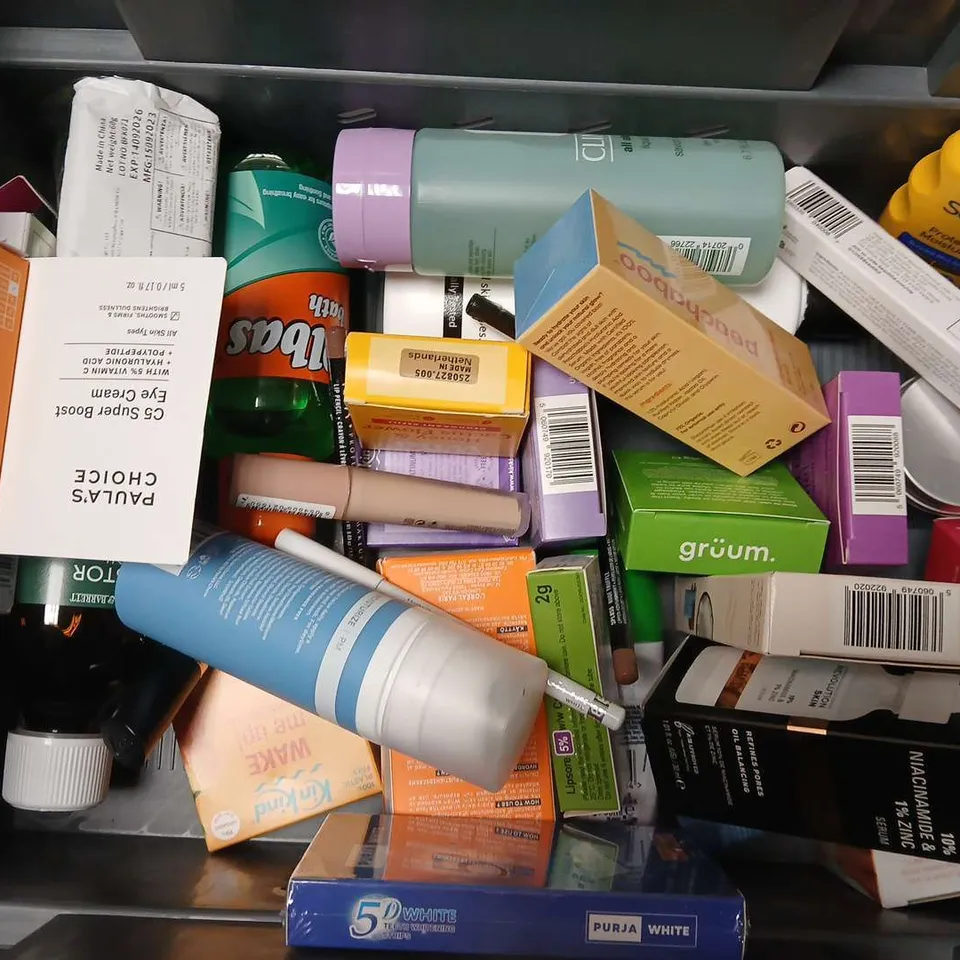APPROXIMATELY 20 ASSORTED COSMETICS ITEMS TO INCLUDE LOREAL EXERT VITAMIN C SHOT SERUM, BRIGHTENING CLEANSING GEL, PAULAS CHOICE OIL-REDUCING CLEANSER, ETC