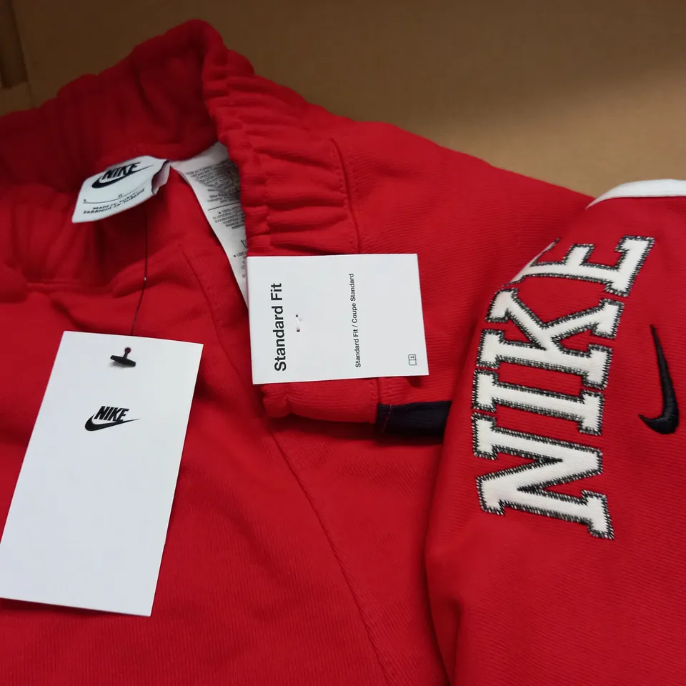 NIKE RED STANDARD FIT SHORTS - L