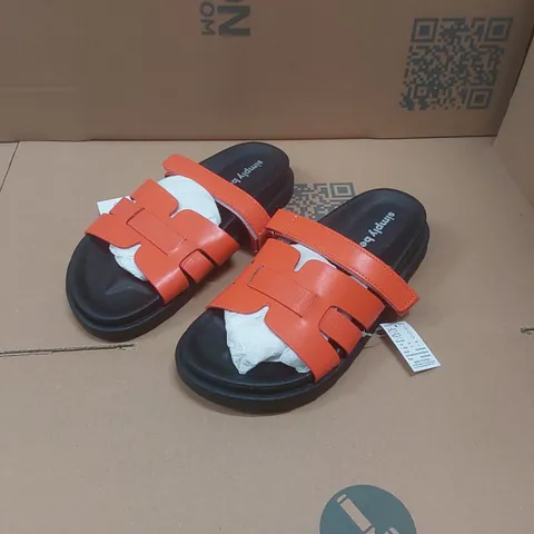 BOX CONTAINING APPROXIMATELY 6x BRAND NEW SIMPLY BE ORANGE PARRY WIDE SANDALS - SIZE 7