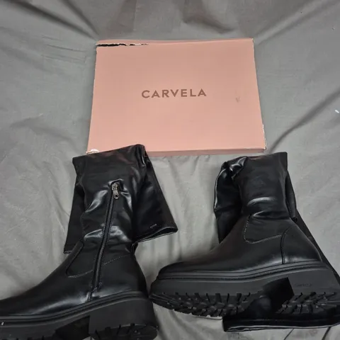 BOXED PAIR OF CARVELA BLACK SYNTHETIC HIGH LEG BOOT SIZE 40