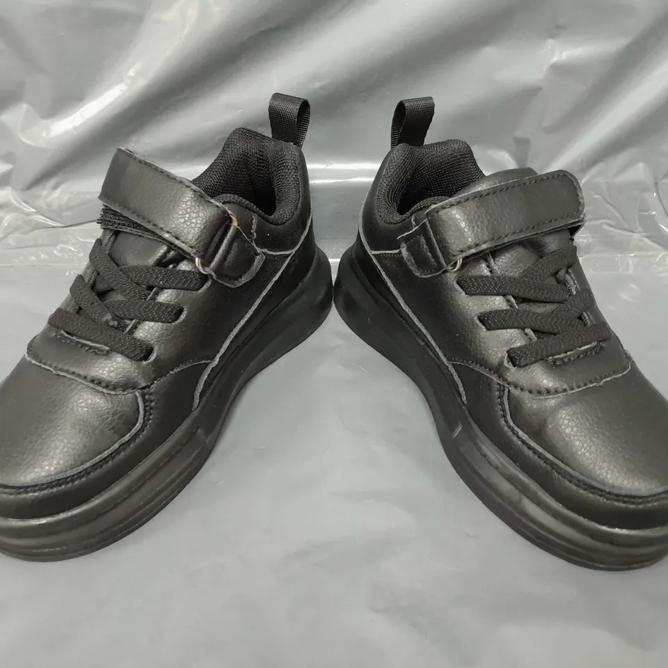 BOXED PAIR OF DESIGNER KIDS SHOES IN BLACK EU SIZE 27