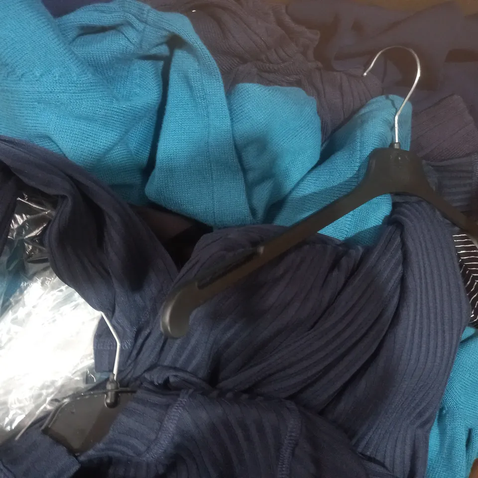 BOX OF APPROXIMATELY 10 ASSORTED CLOTHING AND FASHION ITEMS IN VARIOUS STYLES AND SIZES TO INCLUDE V-NECK LONG SLEEVE TOP IN BLUE SIZE M, DRESS IN BLACK/WHITE SIZE 10L, ETC