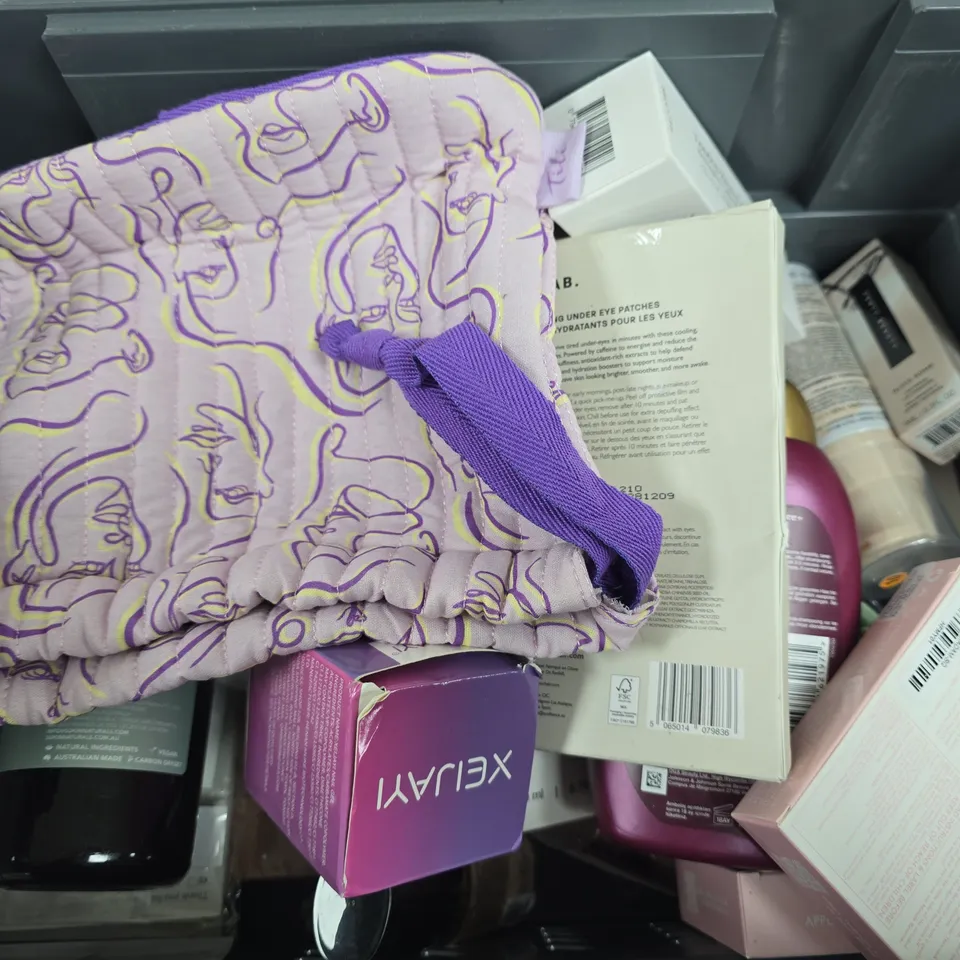 APPROXIMATELY 15 ASSORTED HEALTH & BEAUTY PRODUCTS TO INCLUDE LONDON BROW COMPANY COLOUR REMOVER, SUKIN NATURAL BALANCE SHAMPOO, OGX KERATIN & ARGAN OIL CONDITIONER, ETC - COLLECTION ONLY