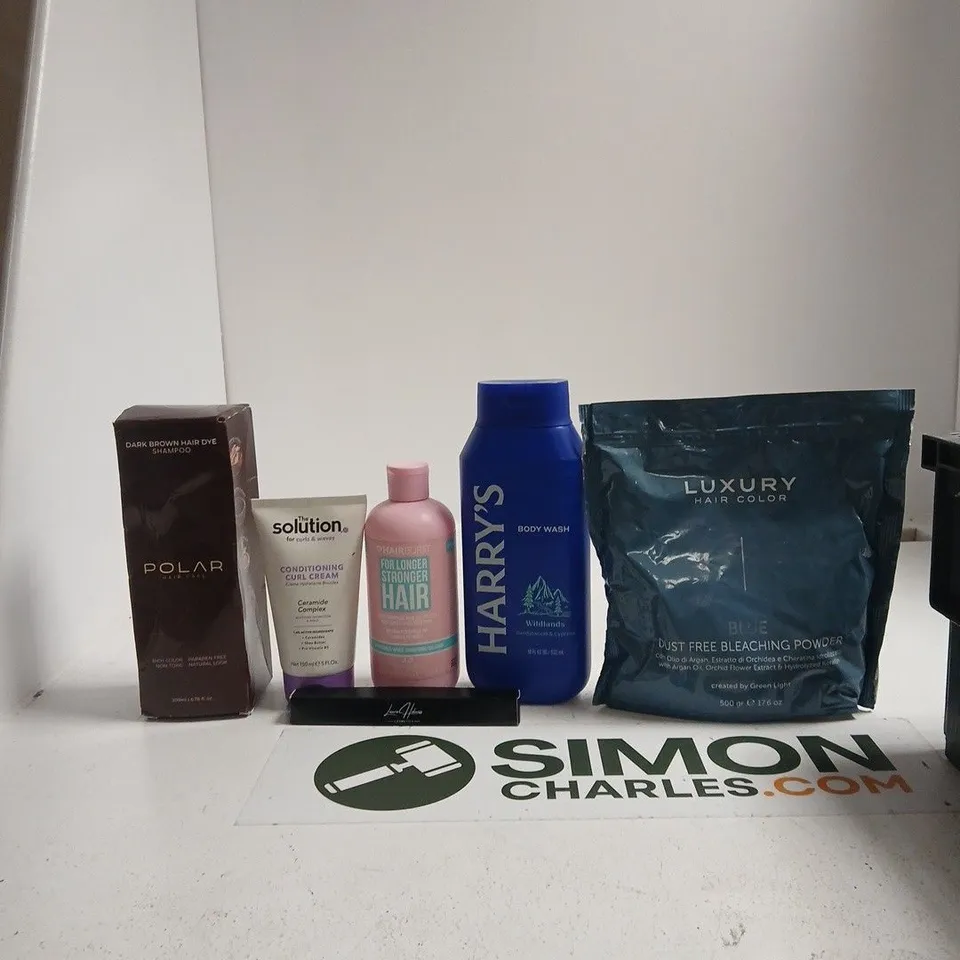 TOTE OF APPROXIMATELY 10 ASSORTED BEAUTY PRODUCTS INCLUDING COCONUT & VANILLA BODY WASH, HYPHA ANTI-AGING FACE WASH AND CLOSE BROTHERS SPF30