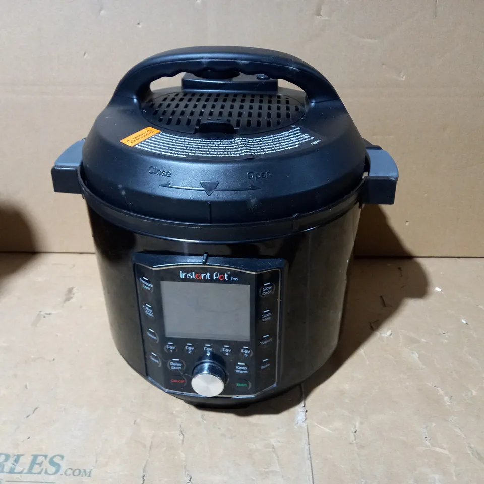 INSTANT POT PRO MULTI-USE PRESSURE COOKER