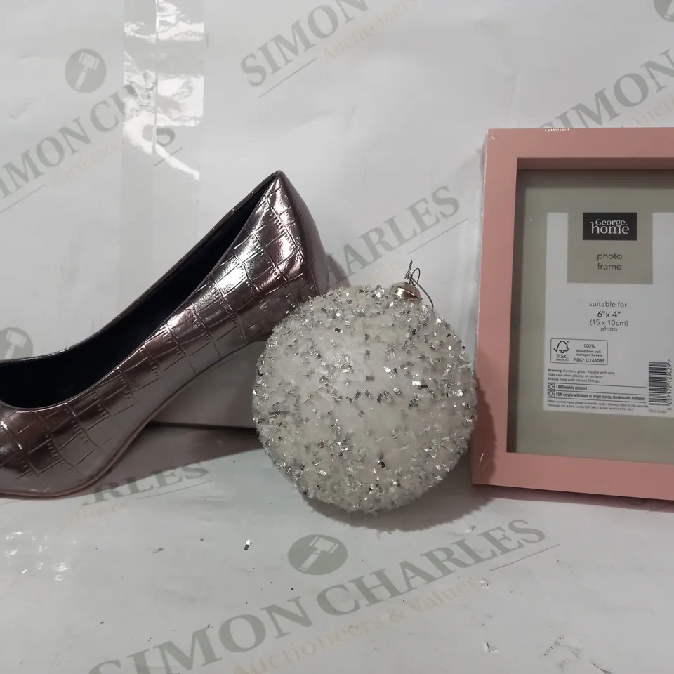 BOX OF APPROXIMATELY 5 ASSORTED HOUSEHOLD ITEMS TO INCLUDE PHOTO FRAME, CHRISTMAS TREE DECORATION, FENGHUI CLOSED TOE HEEL (LEFT FOOT ONLY) EU SIZE 40, ETC