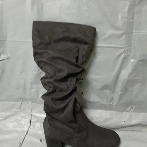 WIDE FIT KNEE HIGH SLOUCH BOOT WITH WIDER FITTING CALF - 6