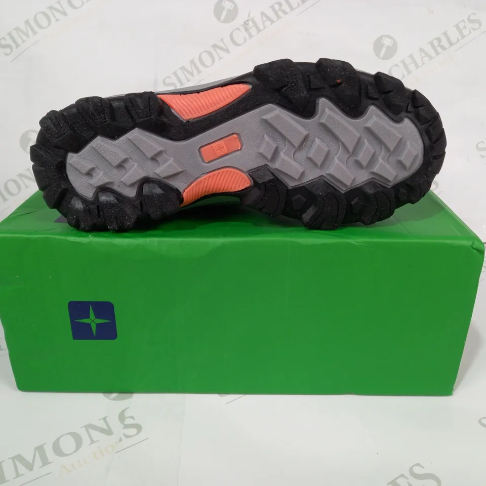 BOXED PAIR OF MOUNTAIN WAREHOUSE SOFTSHELL KIDS SHOES IN GREY/CORAL UK SIZE 1