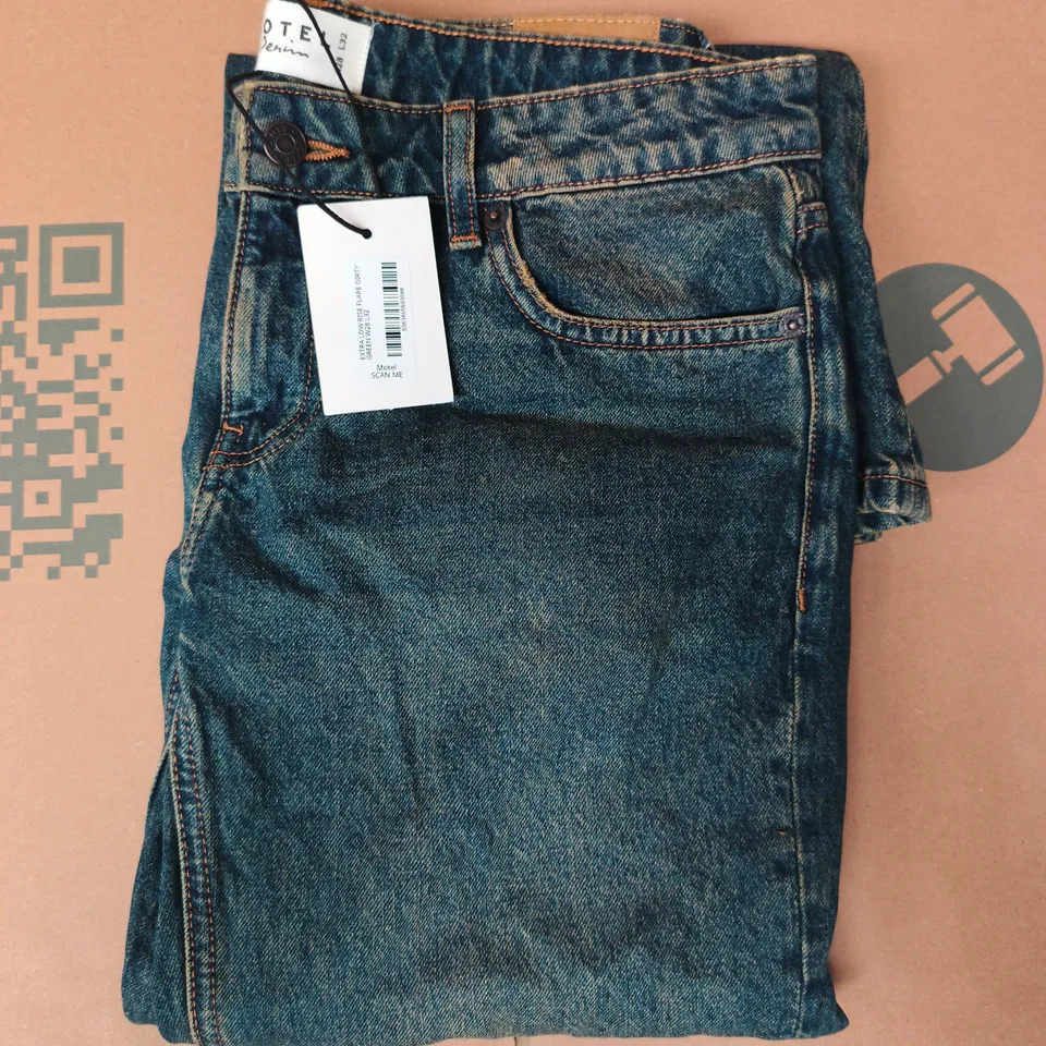 MOTEL EXTRA LOW RISE FLARE JEANS IN DIRTY BLUE SIZE W28/L32