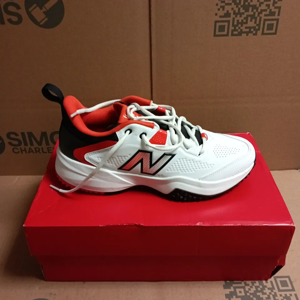 BOXED PAIR OF NEW BALANCE CK4020 CRICKET TRAINERS - 7.5