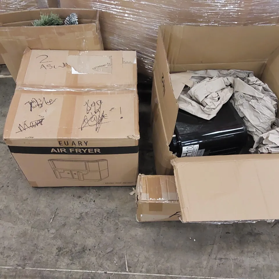 PALLET OF ASSORTED ITEMS INCLUDING: AIR FRYERS, CLOTHES RAIL, CHRISTMAS DECORATIONS