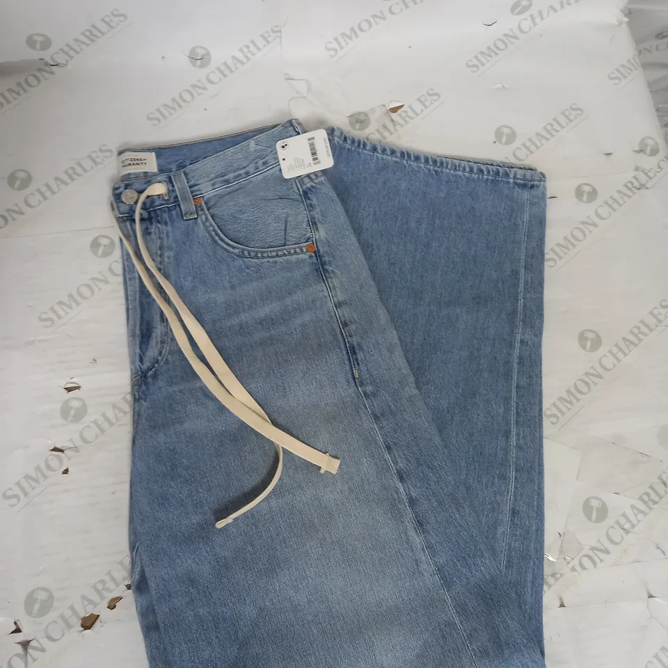 CITEZENS OF HUMANITY DRAWSTING STRAIGHT LEG JEANS IN LIGHT BLUE DENIM SIZE 24W