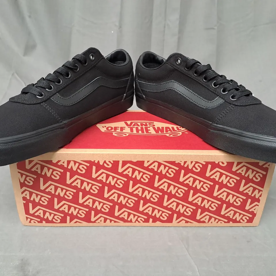 BOXED PAIR OF VANS WARD SHOES IN BLACK UK SIZE 9.5