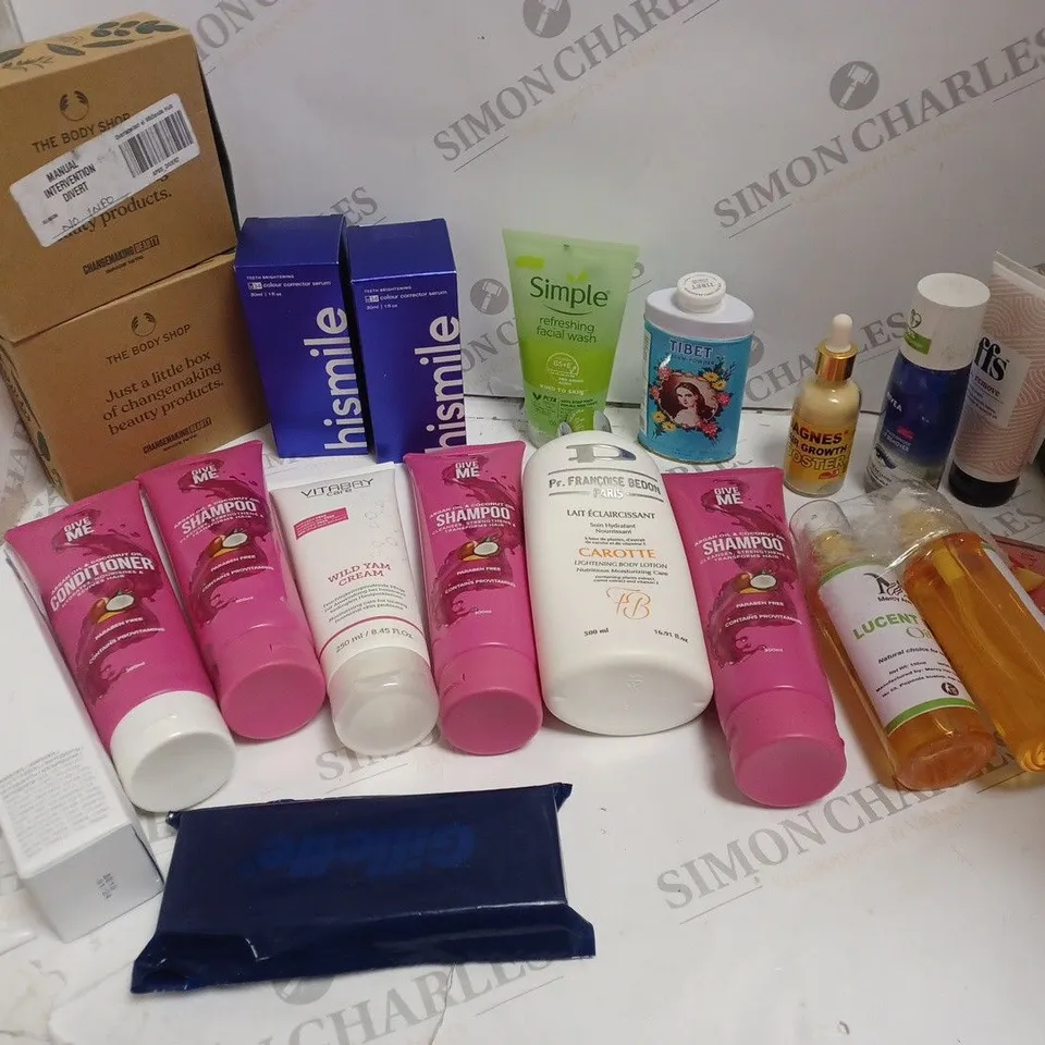 APPROXIMATELY 20 ASSORTED HEALTH AND BEAUTY PRODUCTS INCLUDING THE BODY SHOP, HISMILE, VITABBY