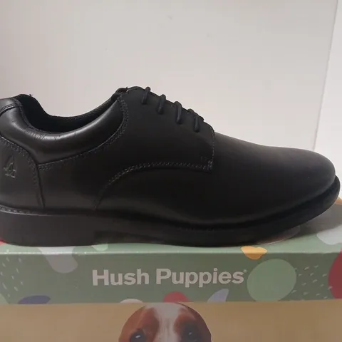 BOXED PAIR OF HUSH PUPPIES BLACK LEATHER OXFORD SHOES – UK 8