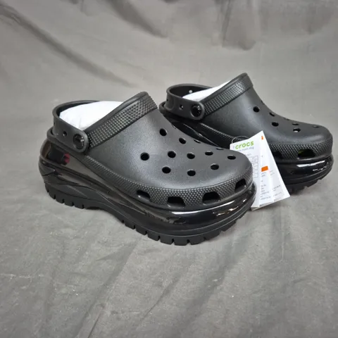 UNBOXED PAIR OF CROCS MEGA CRUSH CLOG BLACK UK M5/W6