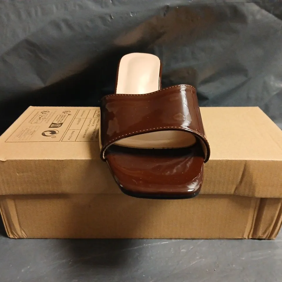 BOXED PAIR OF UNBRANDED OPEN TOE SANDALS IN CHOCOLATE SIZE EU 39