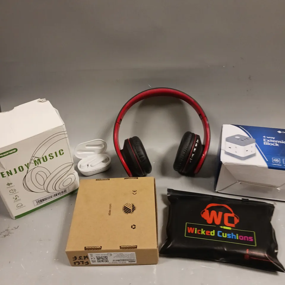 APPROXIMATELY 8 ASSORTED ELECTRICAL PRODUCTS TO INCLUDE WIRELESS HEADPHONES, HEADPHONE CUSHIONS, EXTENSION BLOCK ETC 