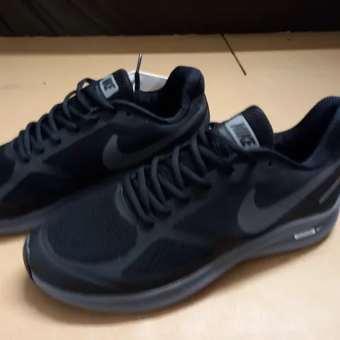 NIKE RUNNING GUIDE 10 TRAINERS - SIZE UNSPECIFIED