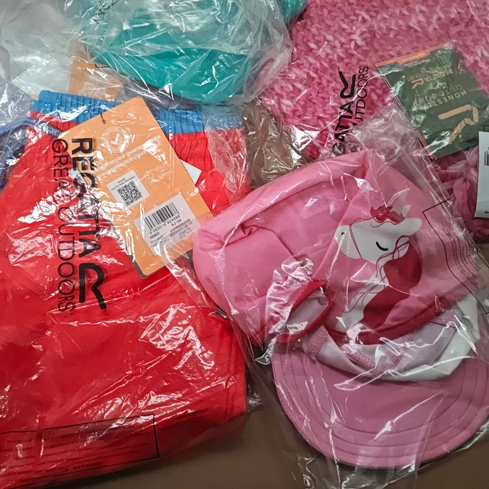 LOT OF 13 ASSORTED BRAND NEW REGATTA KIDS CLOTHING ITEMS TO INCLUDE JACKETS, HATS AND SHORTS - VARIOUS SIZES