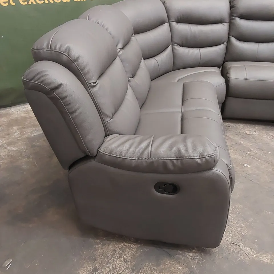 DESIGNER 5 SEATER CURVED LEATHER UPHOLSTERED MANUAL RECLINER SOFA - GREY