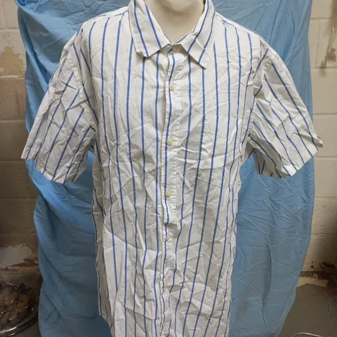 GAP SHORT SLEEVE BUTTON-UP SHIRT IN WHITE/BLUE SIZE LARGE