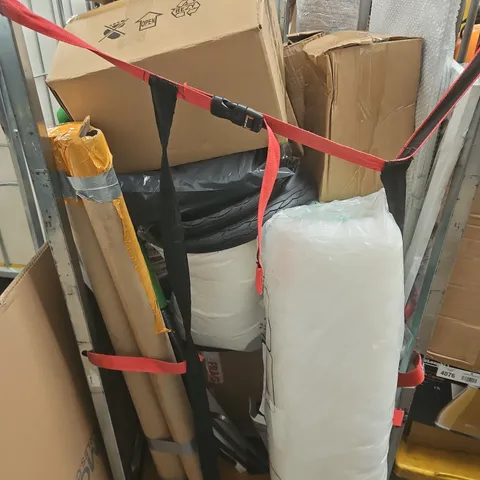 CAGE OF APPROXIMATELY 10 ASSORTED HOUSEHOLD ITEMS TO INCLUDE - GARDEN FORK - RUG - PICTURE FRAME - COLLECTION ONLY