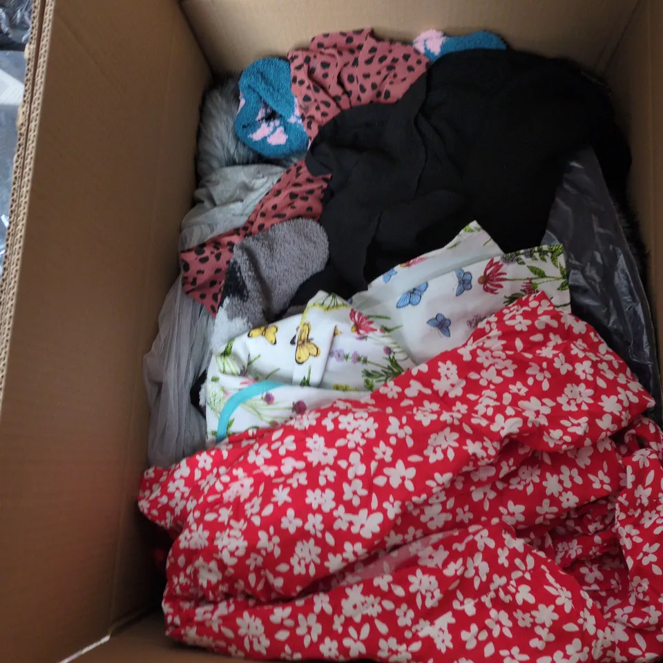 BOX OF APPROXIMATELY 20 ASSORTED ITEMS TO INCLUDE: MAN JOGGING BOTTOMS 