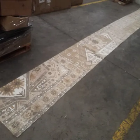 QUALITY DESIGNER AREA RUG APPROXIMATELY 60×800CM