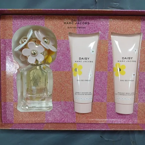 CAGE OF APPROXIMATELY 15 ASSORTED HOUSEHOLD ITEMS TO INCLUDE MARC JACOBS SO FRESH EAU DE TOILETTE SET, GOLD DECAL OVAL MIRROR, ETC