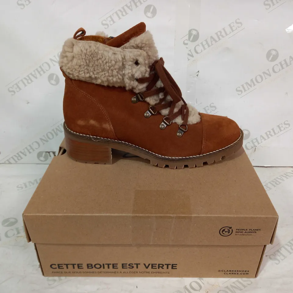 BOXED PAIR OF CLARKS ROSELEIGH SKY FAUX FUR LINED SUEDE BOOTS IN TAN UK SIZE 7
