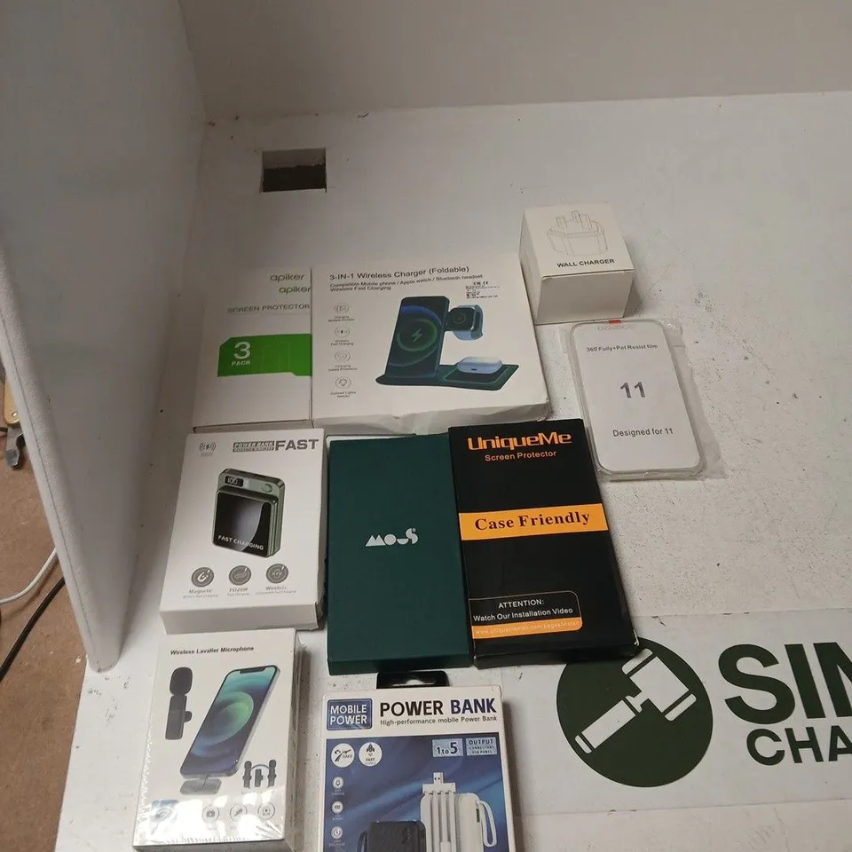 TOTE OF APPROXIMATELY 10 ASSORTED ITEMS INCLUDING APIKER SCREEN PROTECTOR, A 3-IN-1 WIRELESS CHARGER AND A POWER BANK MAGNETIC WIRELESS
