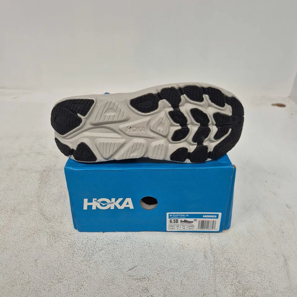 BOXED PAIR OF HOKA W CLIFTON 10 TRAINERS IN GREY - UK 5