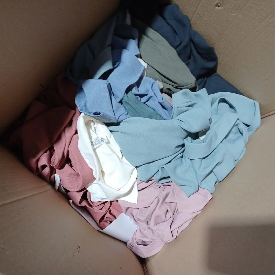 BOX OF APPROX 30 ASSORTED CLOTHING ITEMS TO INCLUDE WYNNE LAYERS