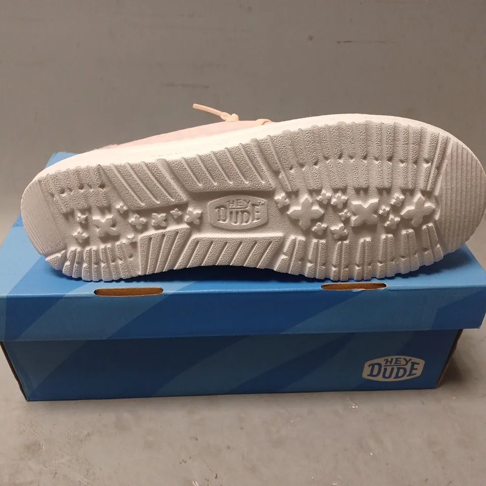 BOXED PAIR OF HEY DUDE WENDY SURF WASH SHOES - UK SIZE 5